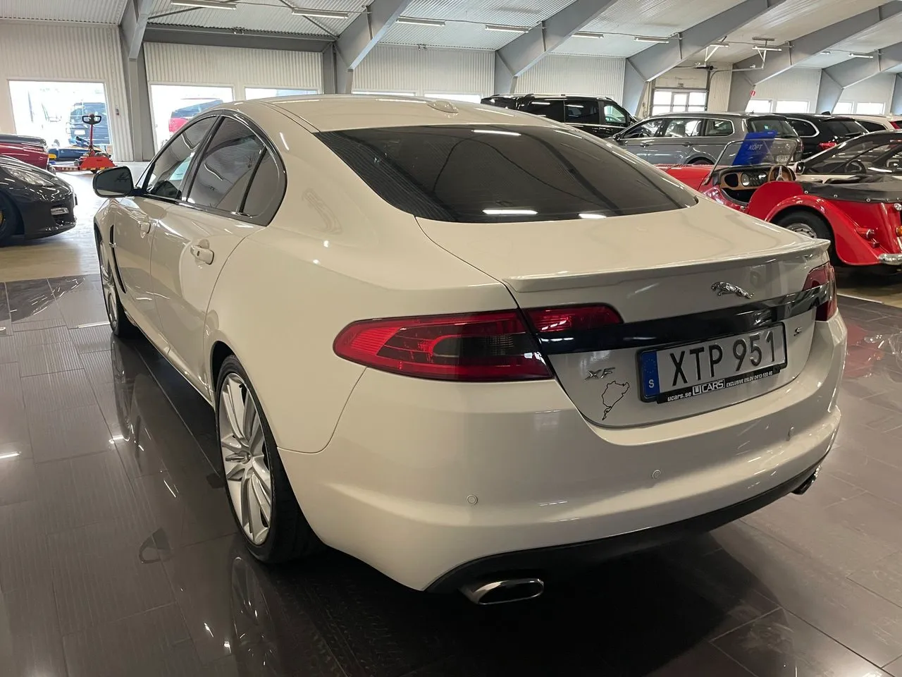 Vehicle image 4