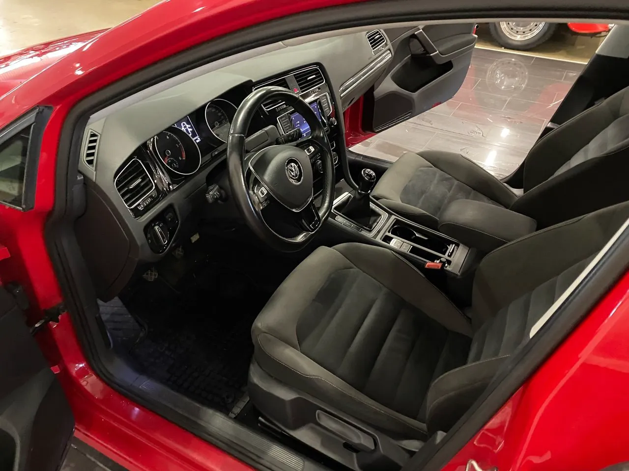 Vehicle image 10