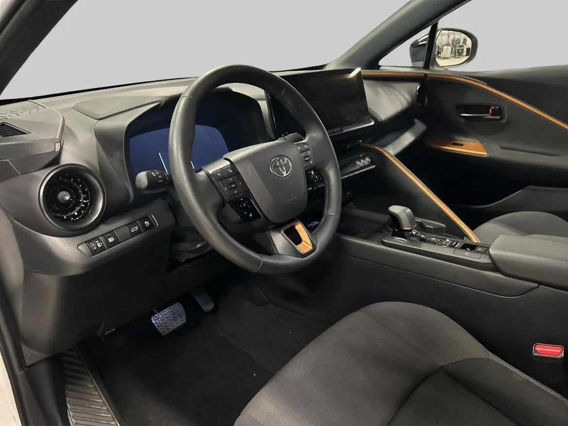 Vehicle image 13
