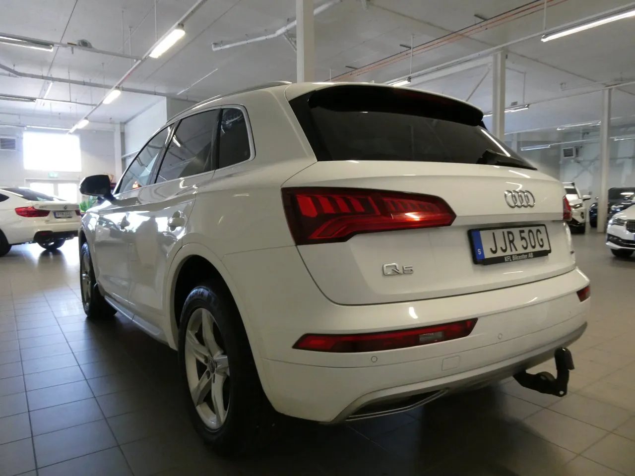 Vehicle image 7