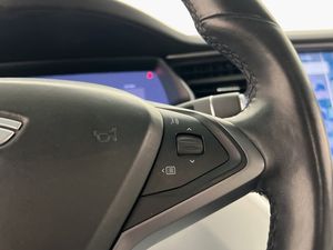 Tesla Model X bild 19