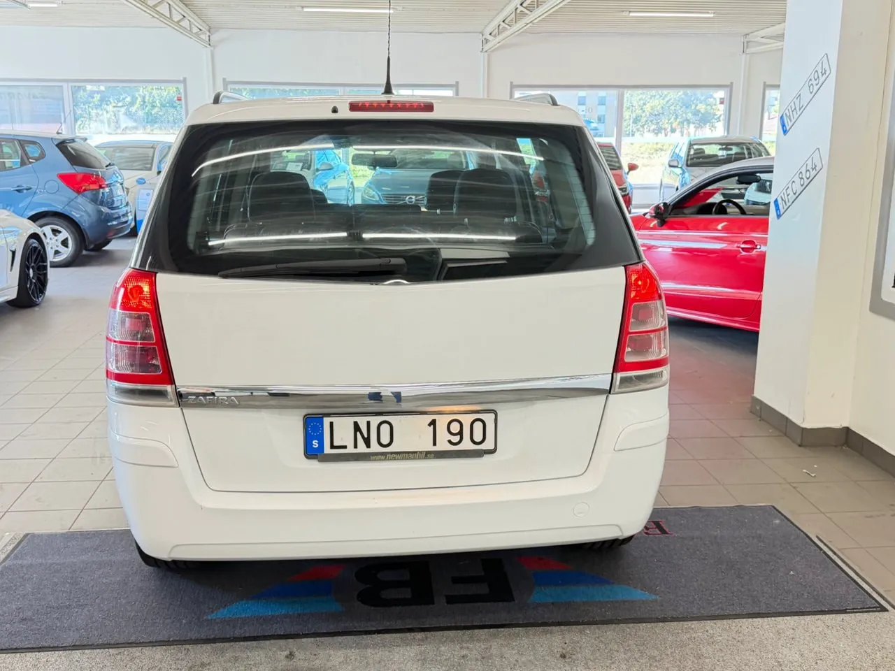 Vehicle image 10