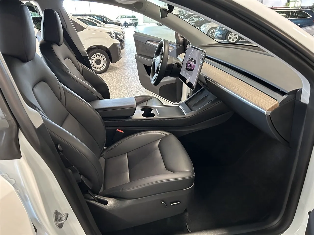 Vehicle image 18