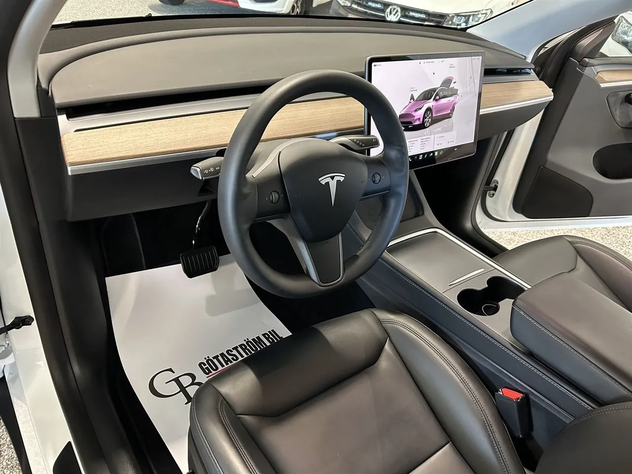 Vehicle image 12