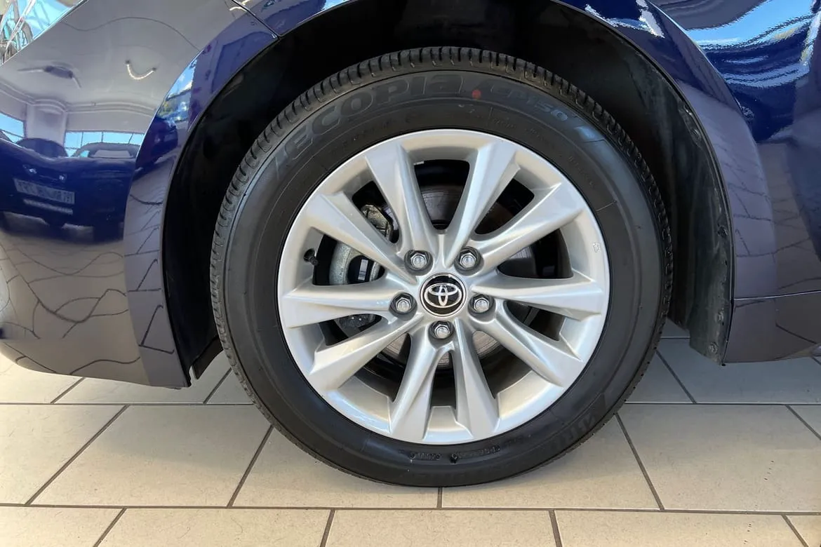Vehicle image 16