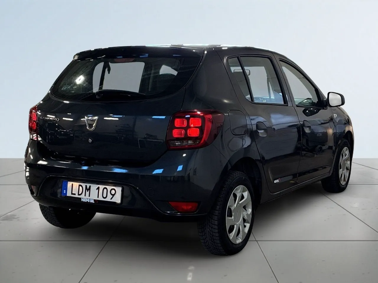 Vehicle image 5