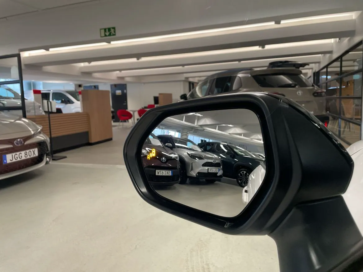 Vehicle image 16