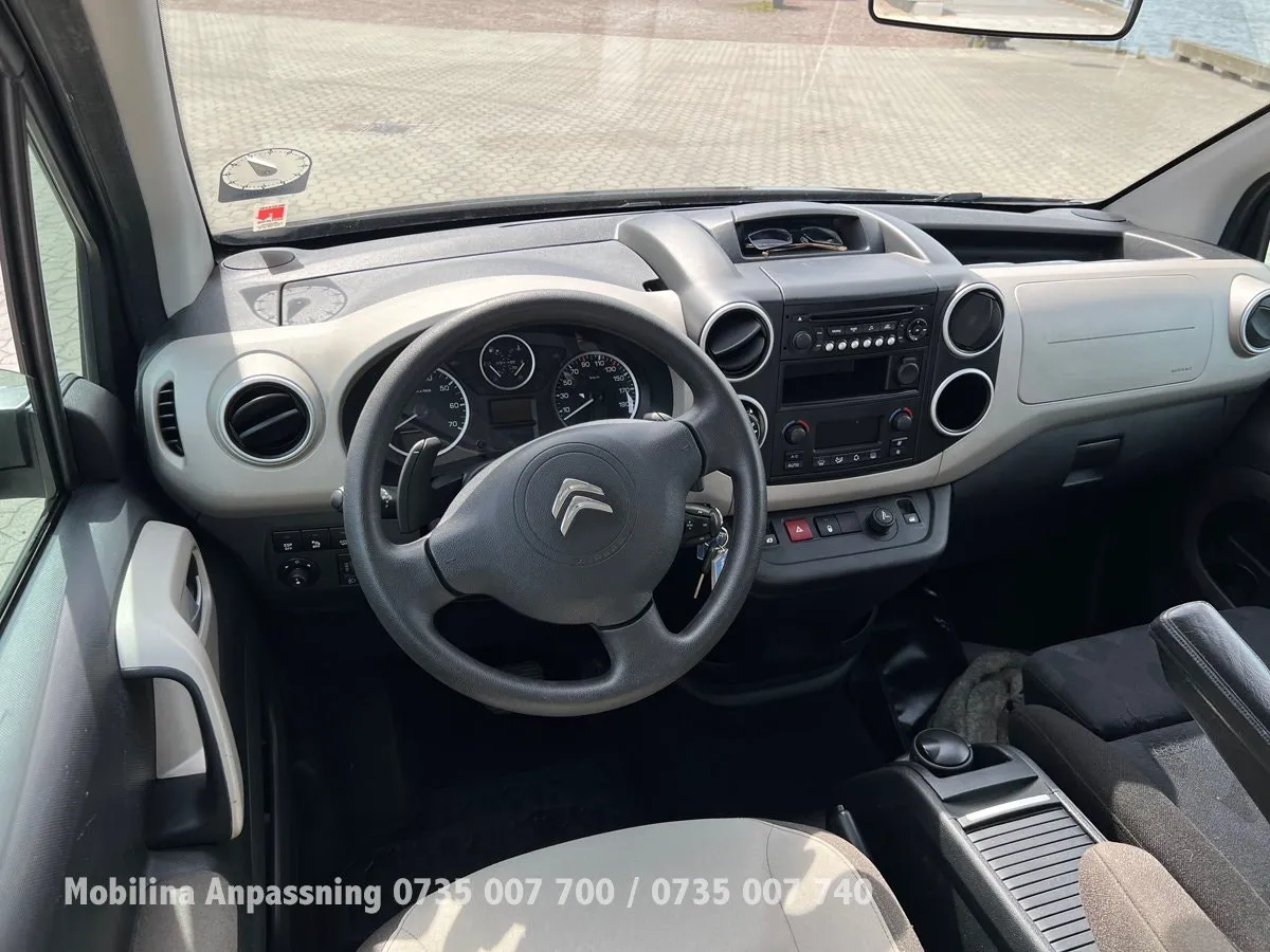Vehicle image 24