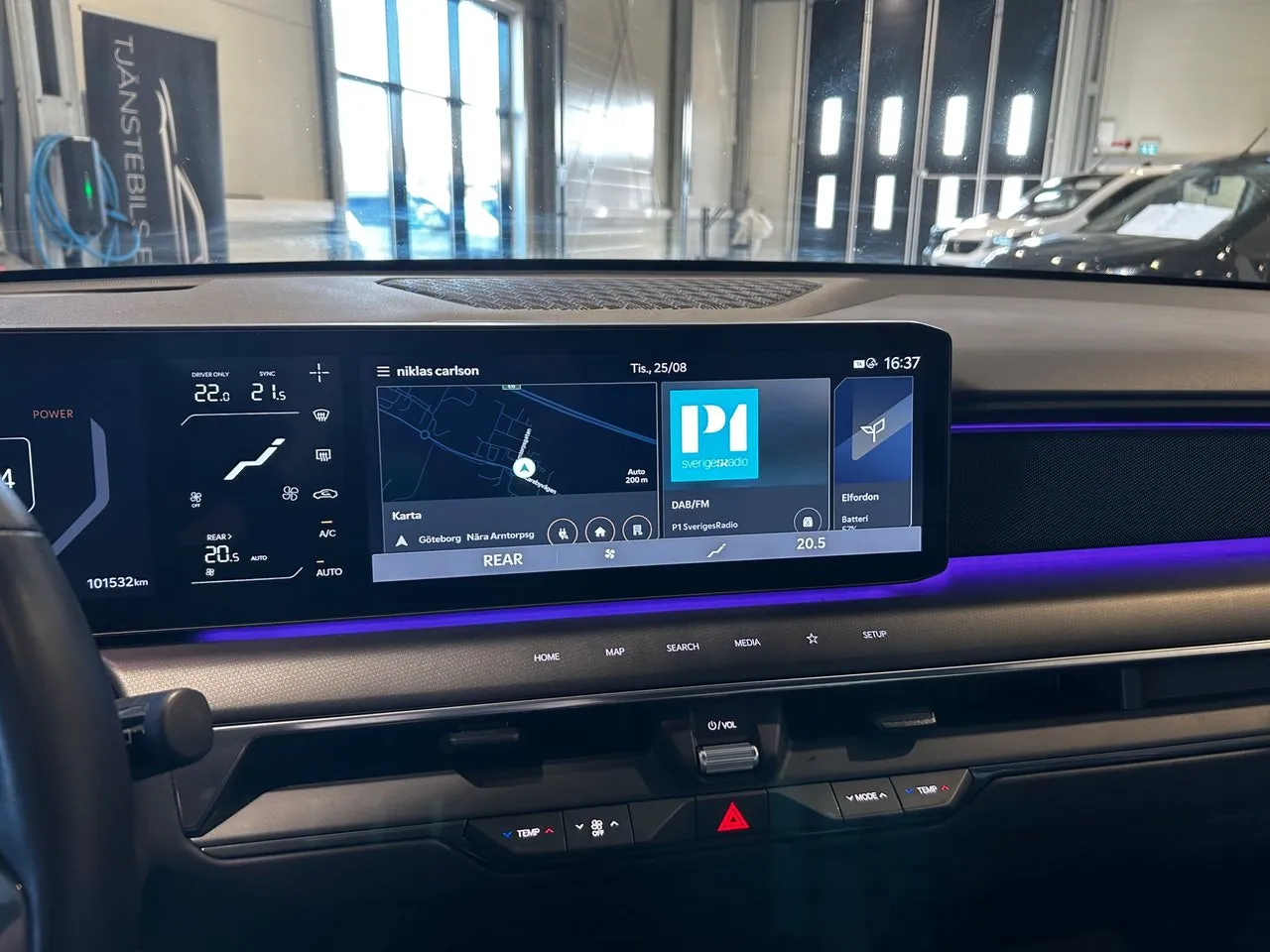 Vehicle image 18