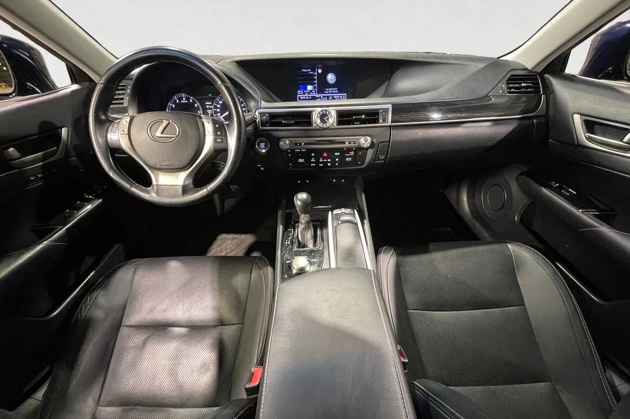Vehicle image 10
