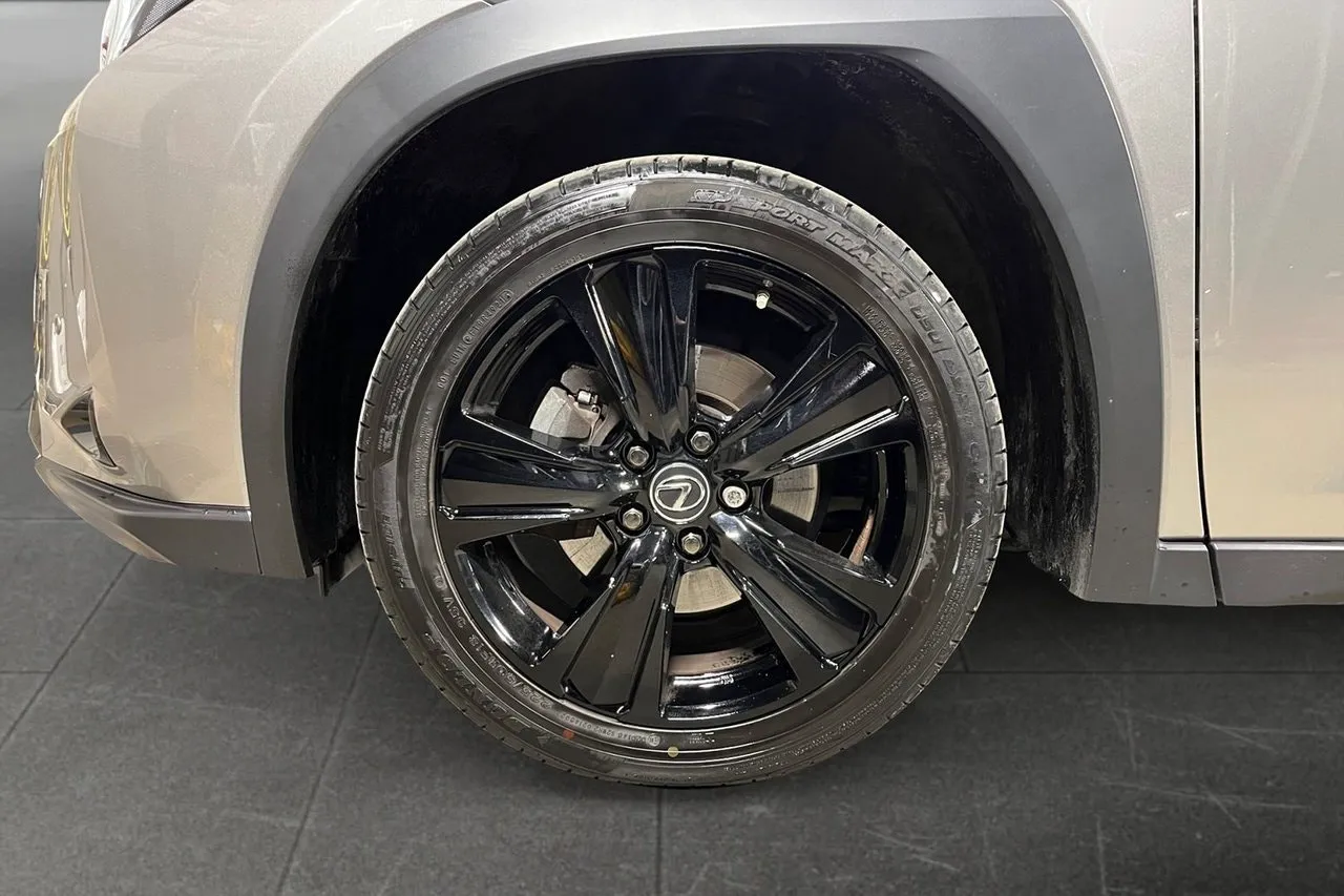 Vehicle image 15