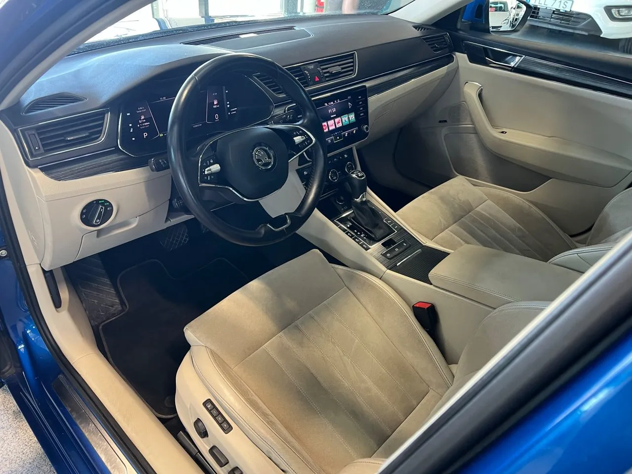 Vehicle image 16
