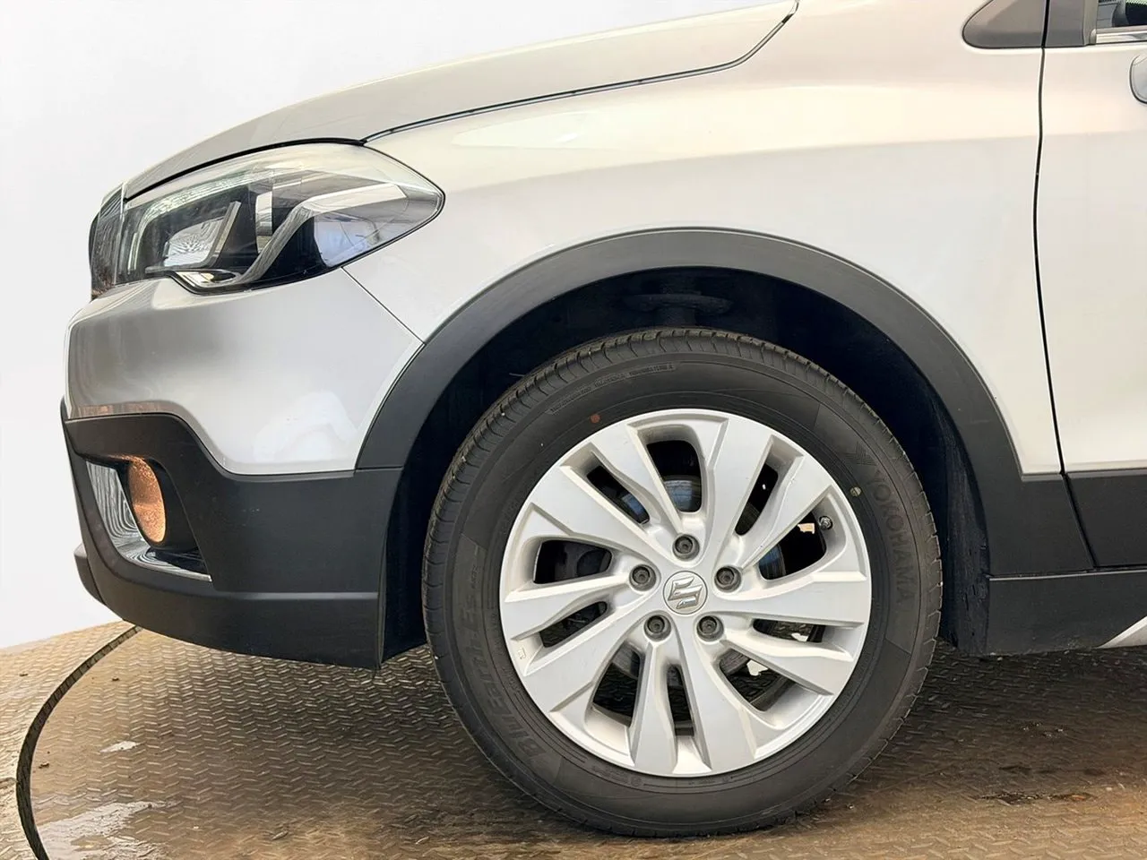 Vehicle image 10