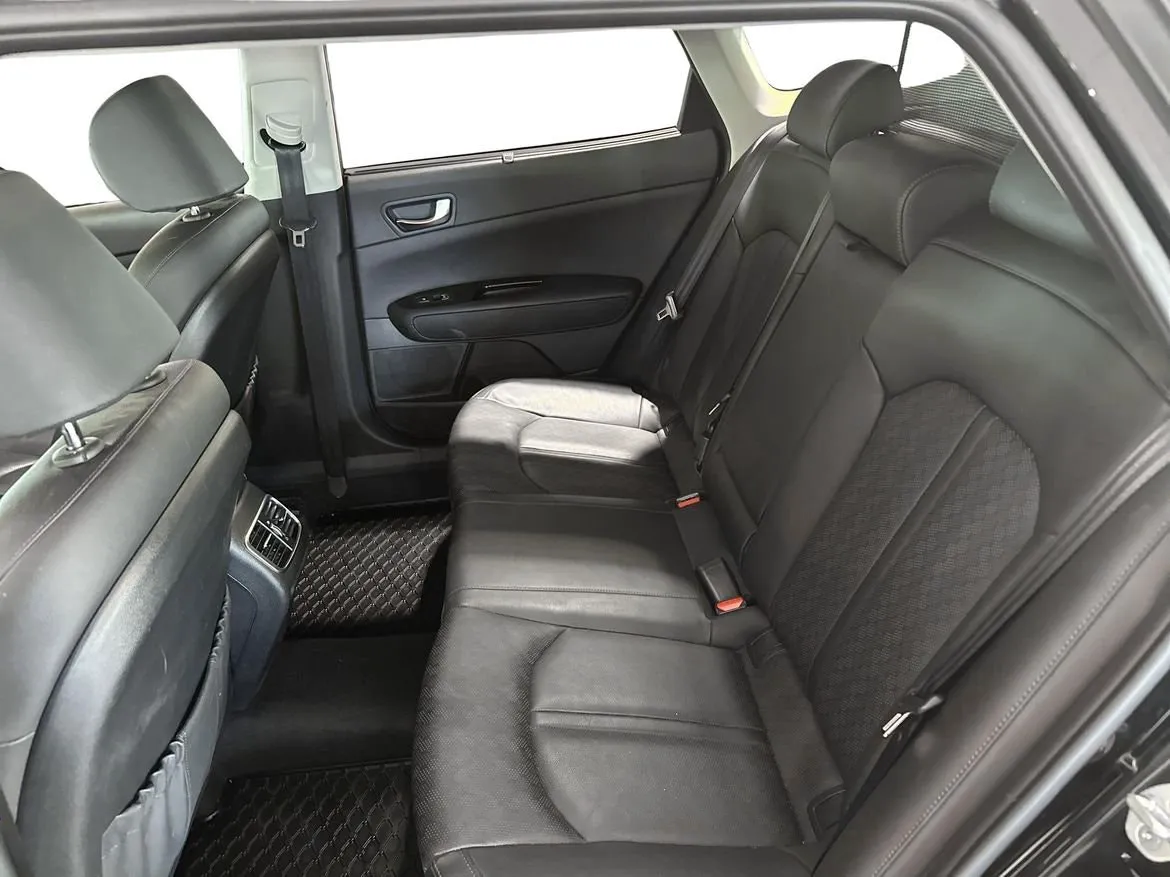 Vehicle image 21