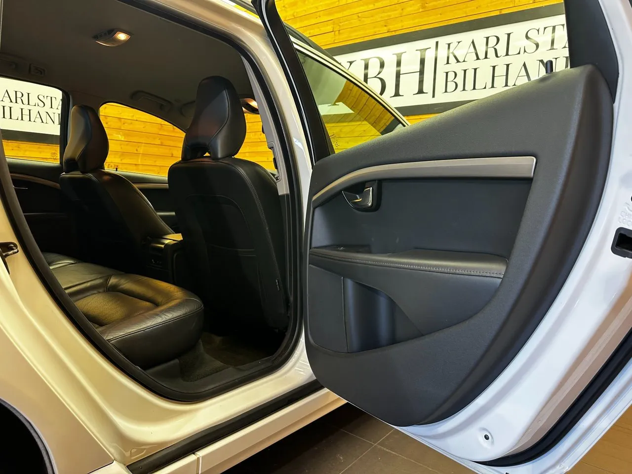 Vehicle image 16