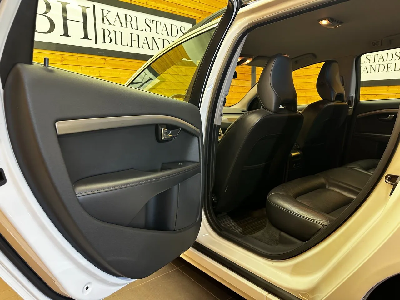 Vehicle image 14