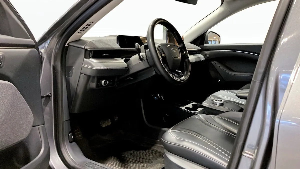 Vehicle image 14