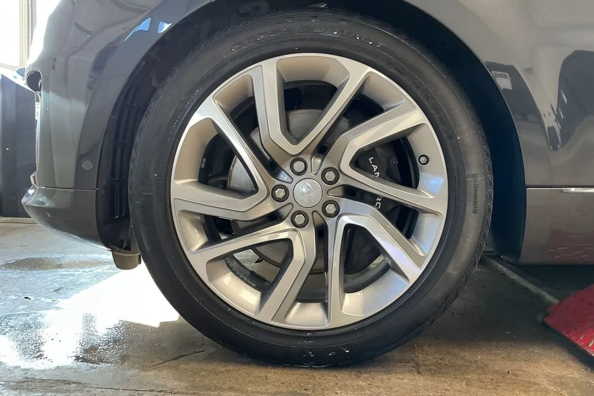 Vehicle image 10