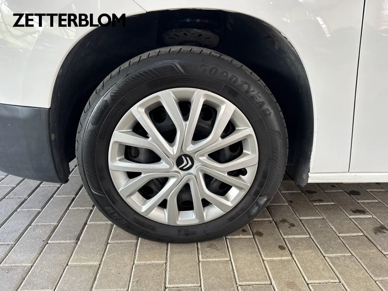 Vehicle image 12
