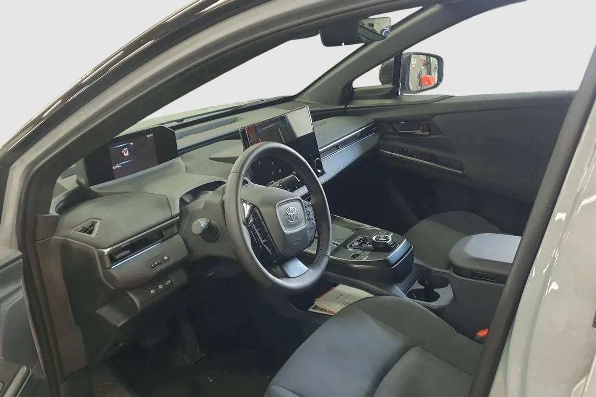 Vehicle image 7