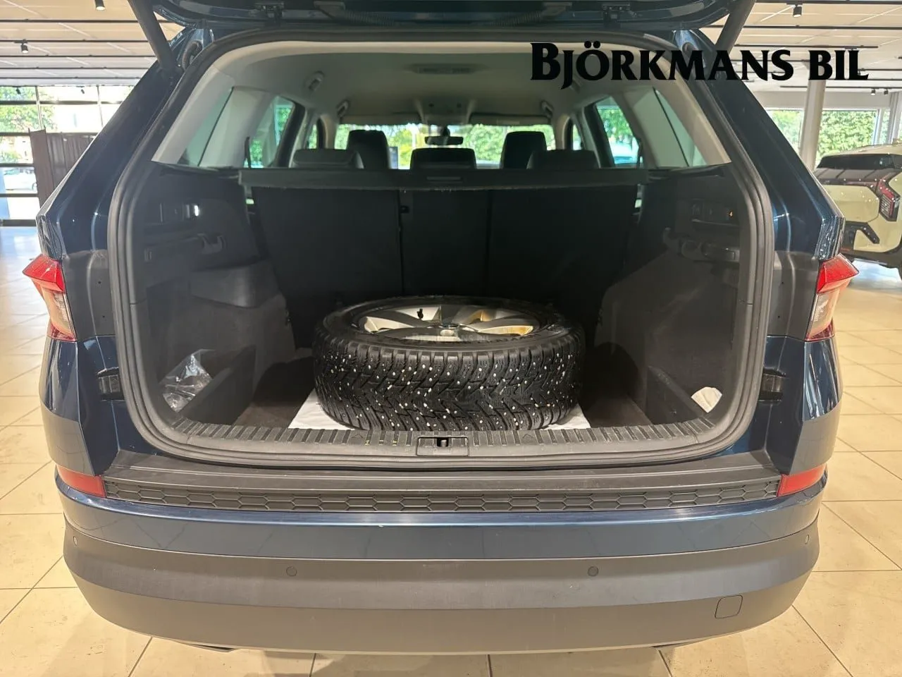 Vehicle image 13