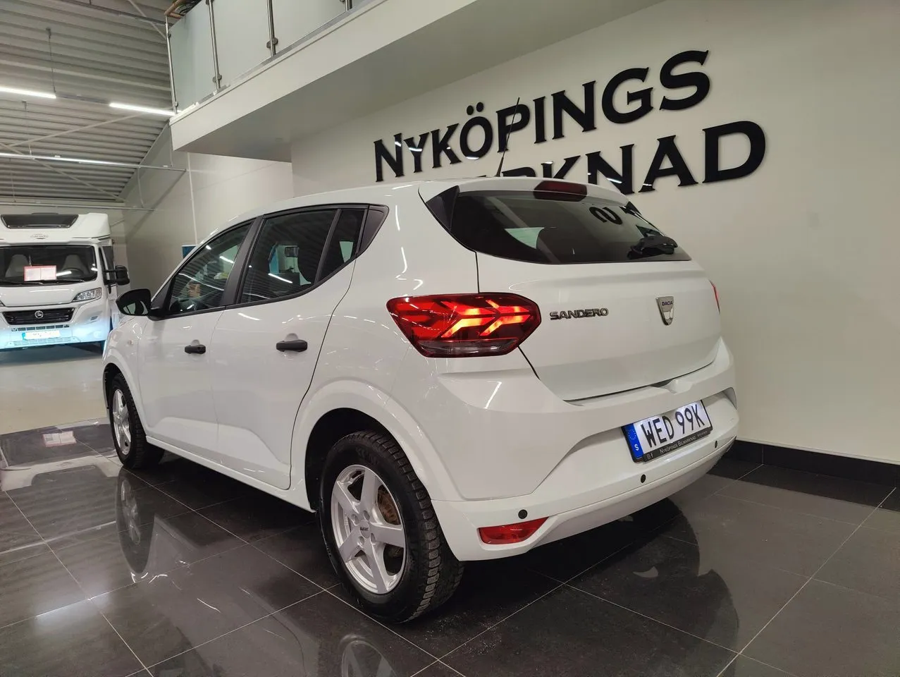 Vehicle image 4
