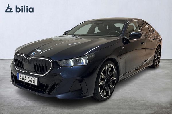 BMW 550 e xDrive Sedan M Sport Pro / B&W / Driving Prof / Pano / Drag/Kolfiber - 2024