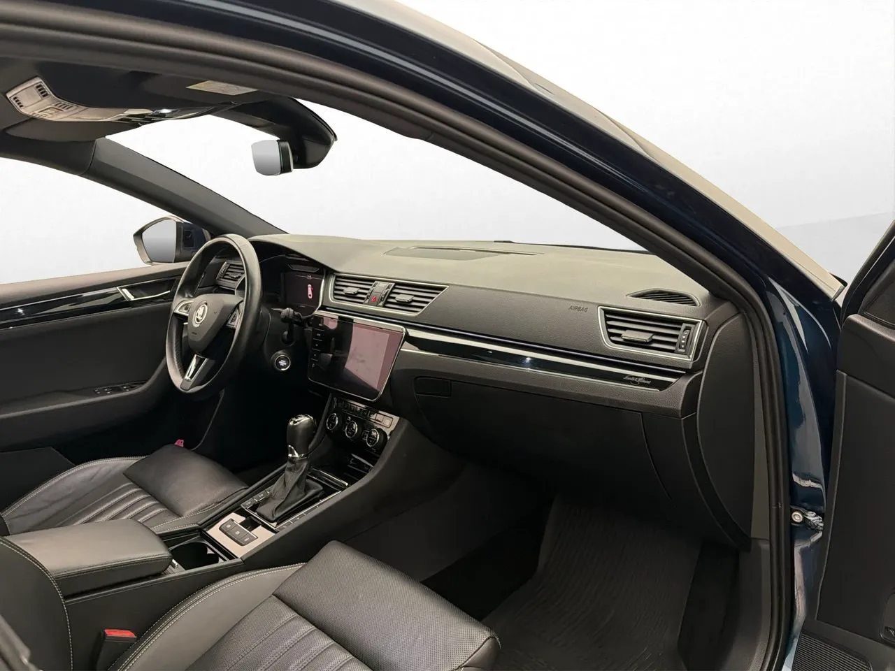 Vehicle image 32
