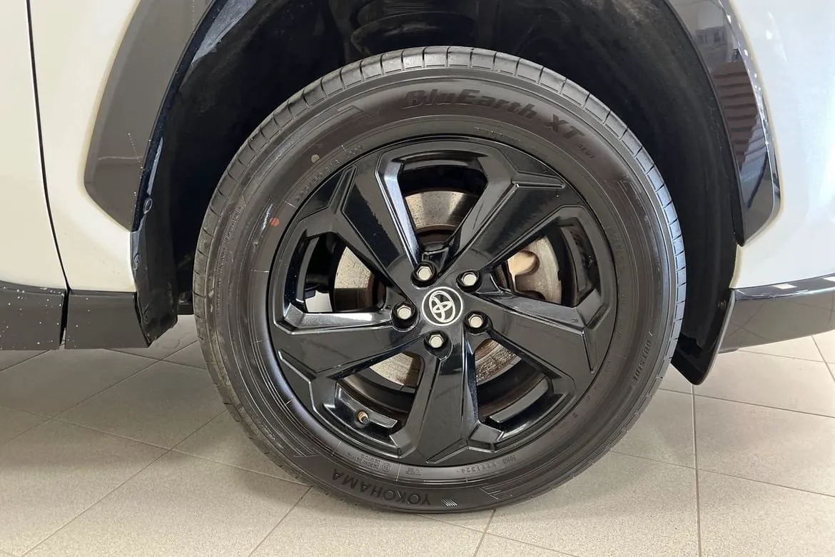Vehicle image 16