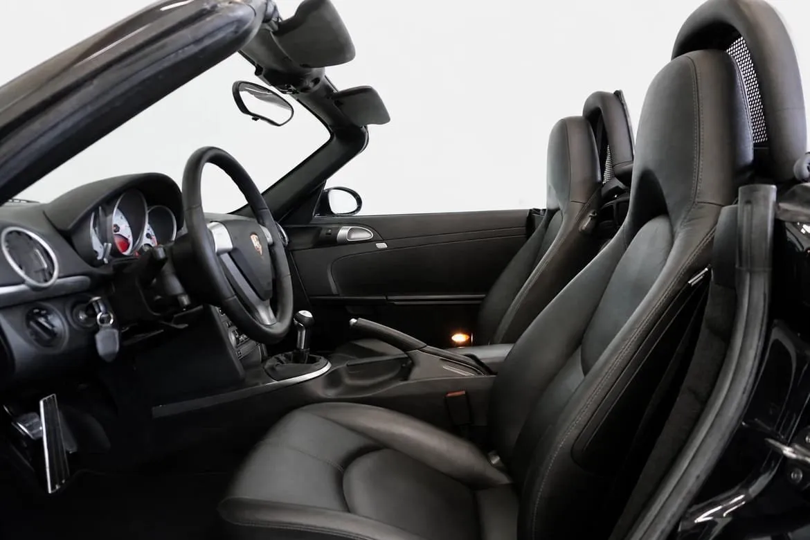 Vehicle image 16