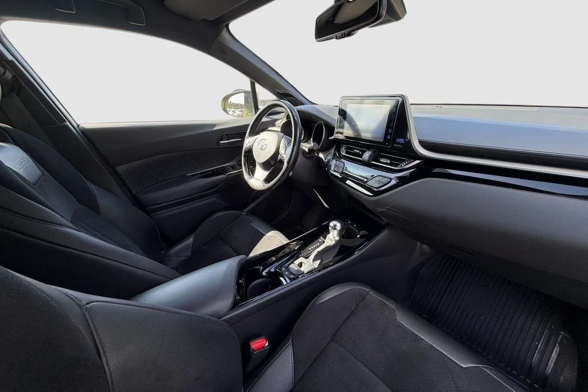 Vehicle image 6