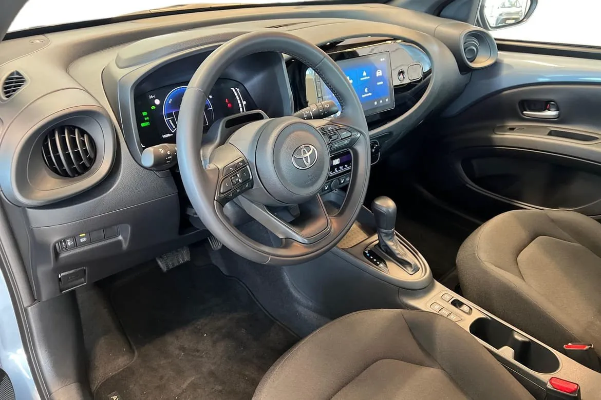 Vehicle image 13