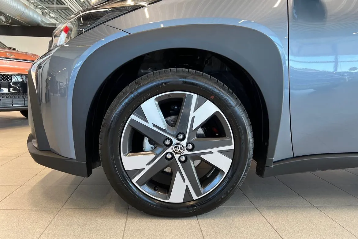 Vehicle image 16