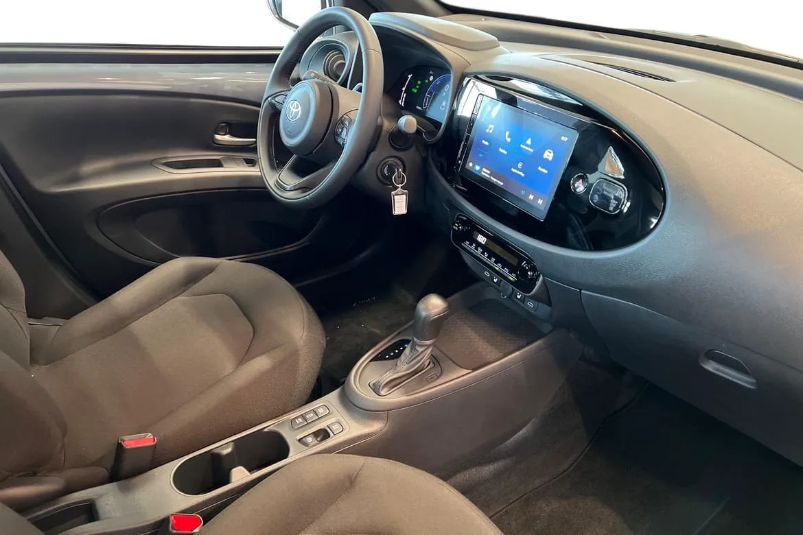 Vehicle image 6