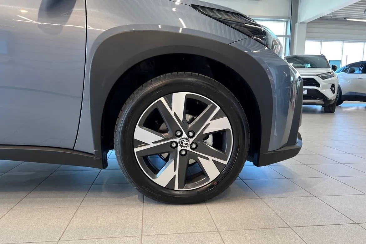 Vehicle image 16