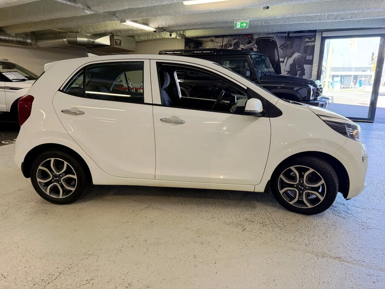 Vehicle image 4