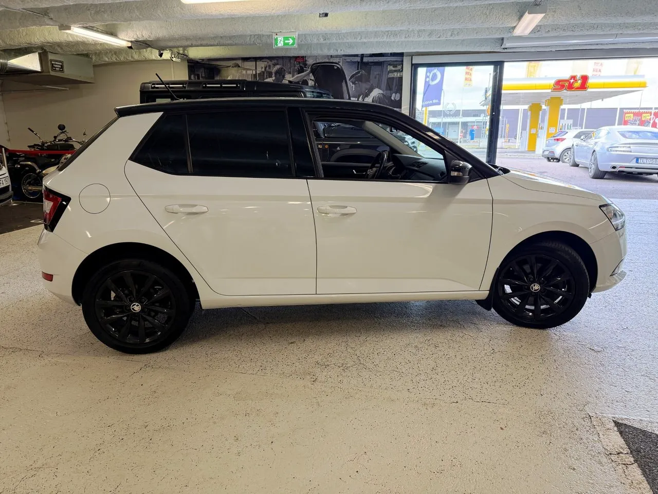Vehicle image 4