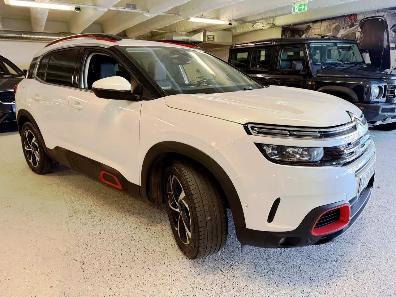Vehicle image 16
