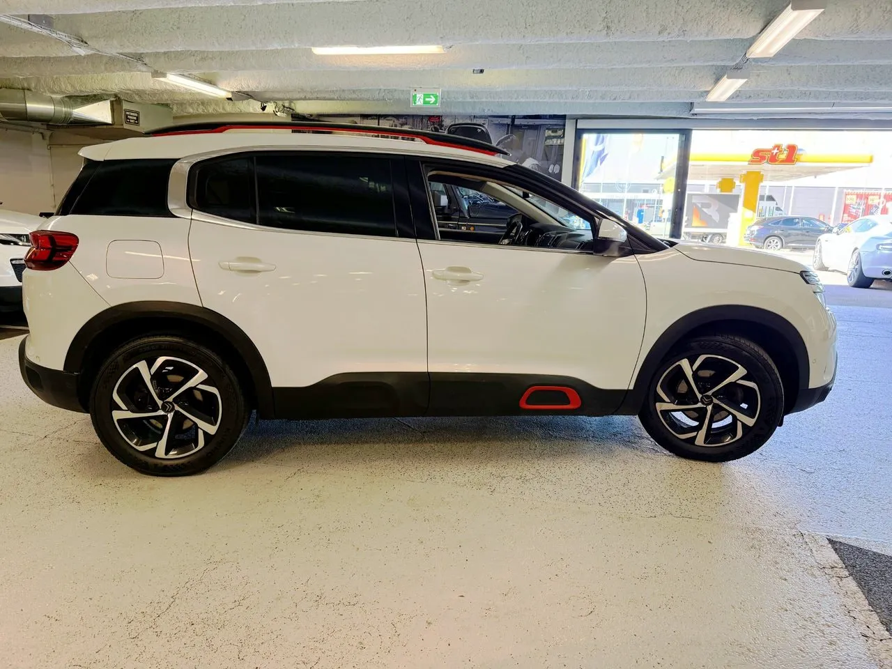 Vehicle image 17