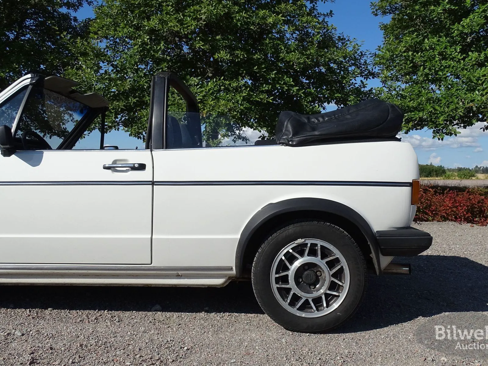 Vehicle image 15
