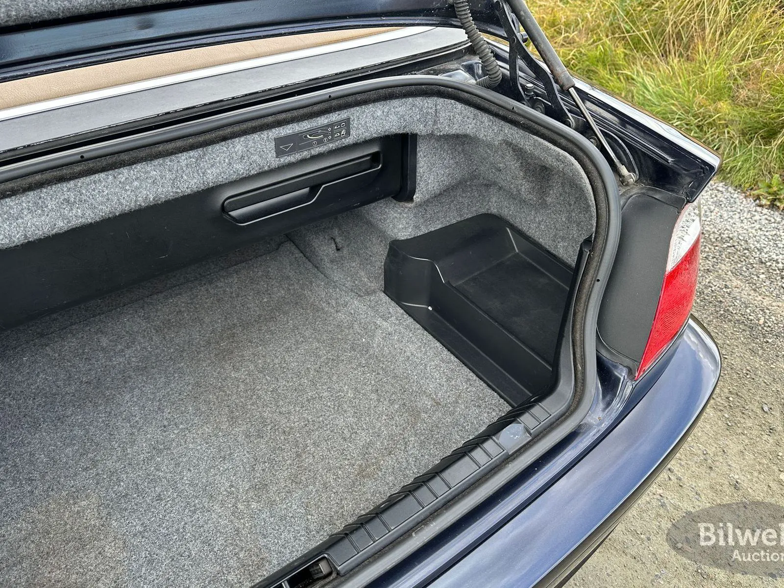 Vehicle image 32