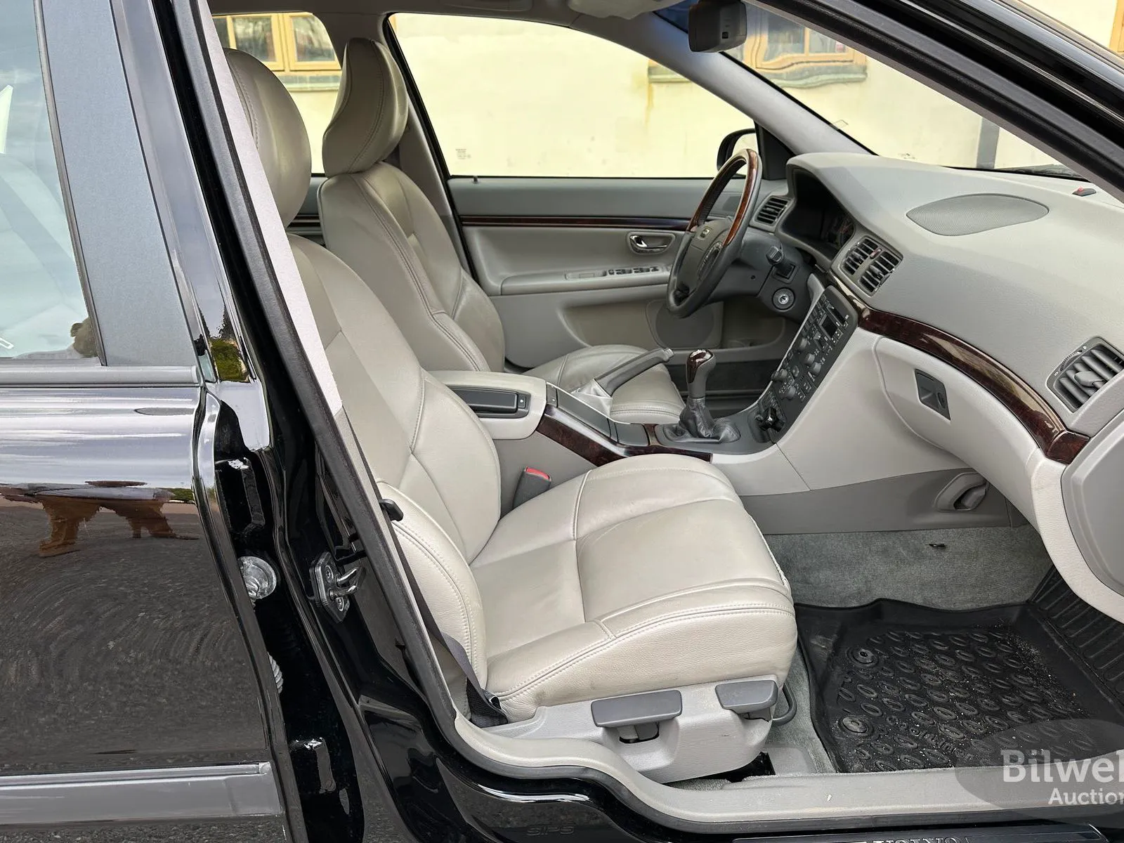 Vehicle image 60