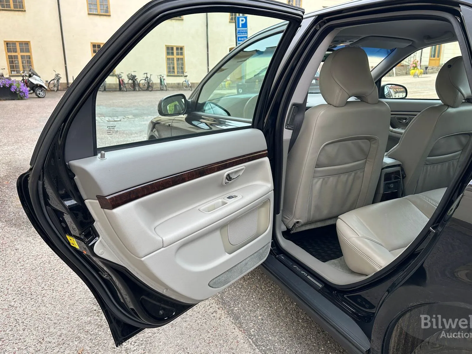 Vehicle image 40