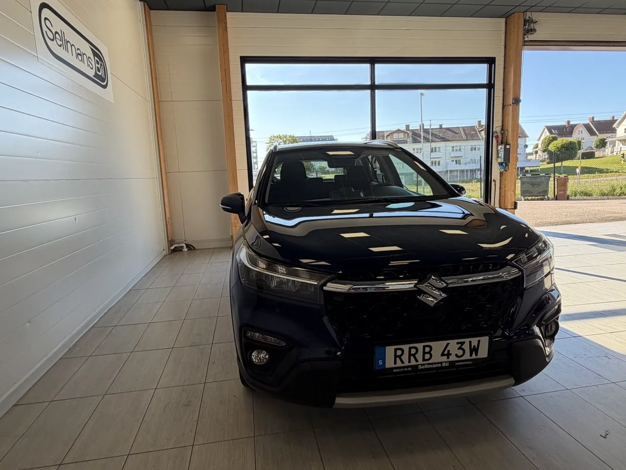 Vehicle image 3