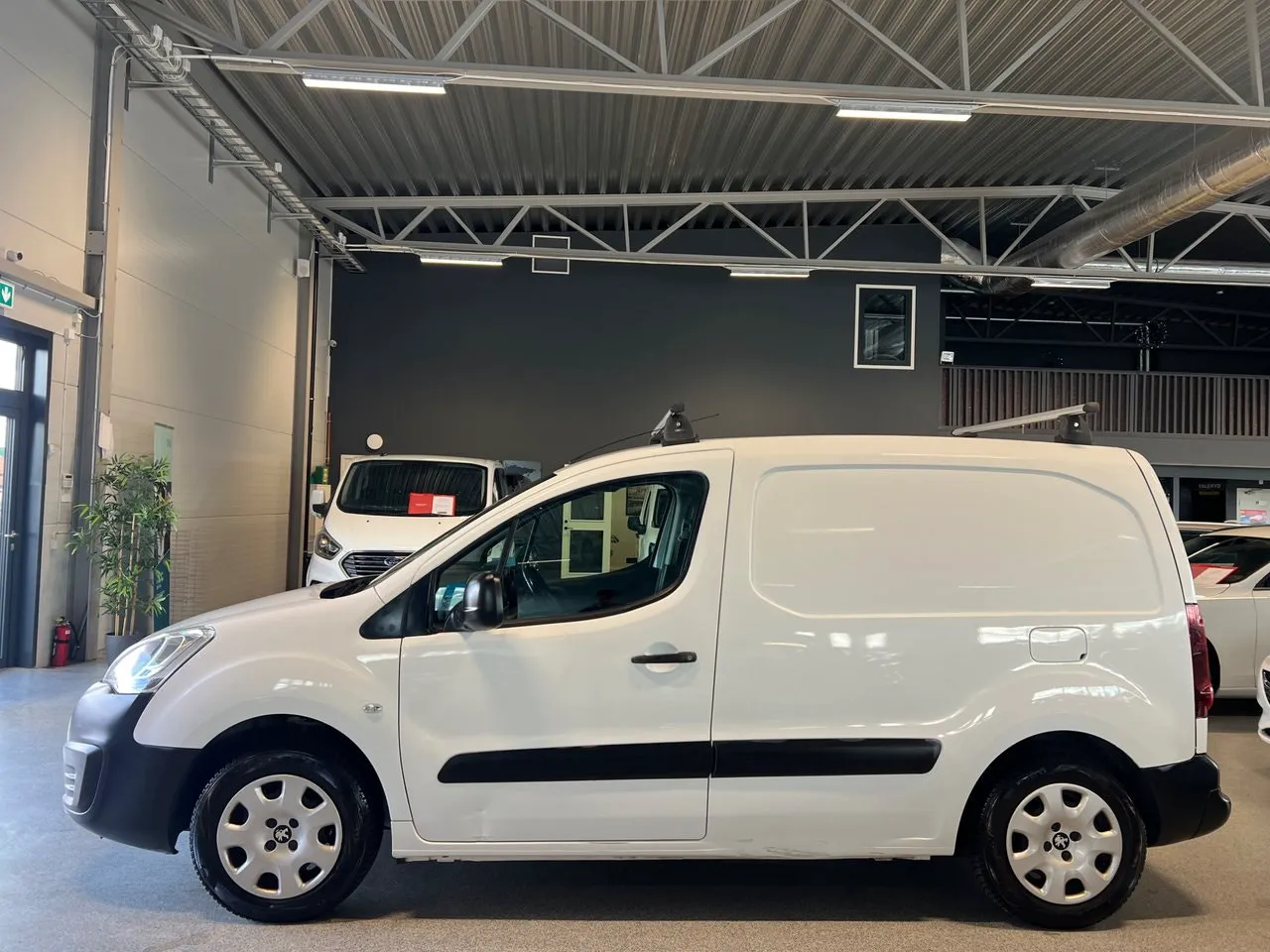 Vehicle image 6