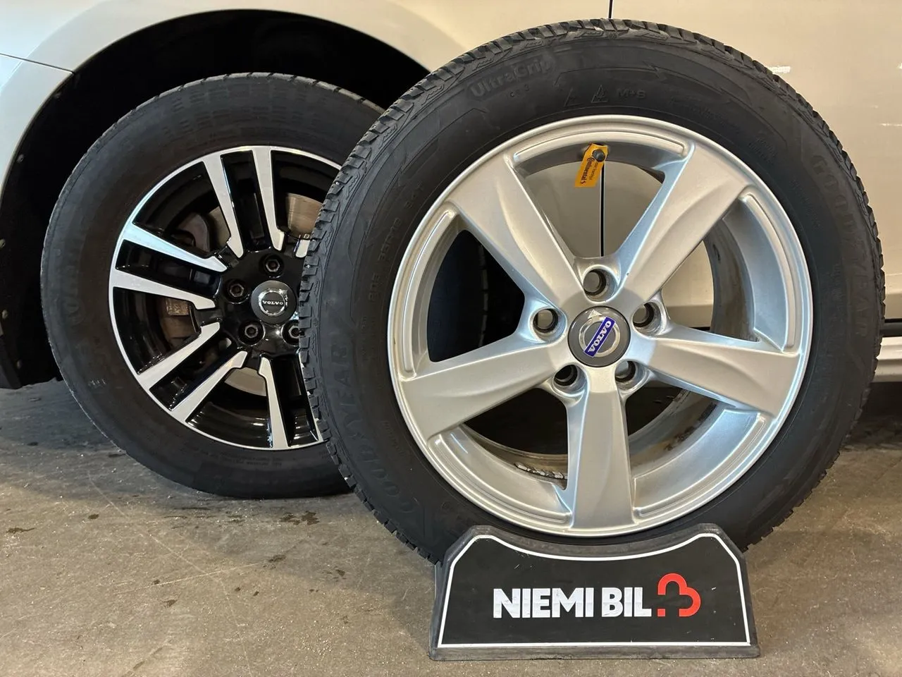 Vehicle image 16