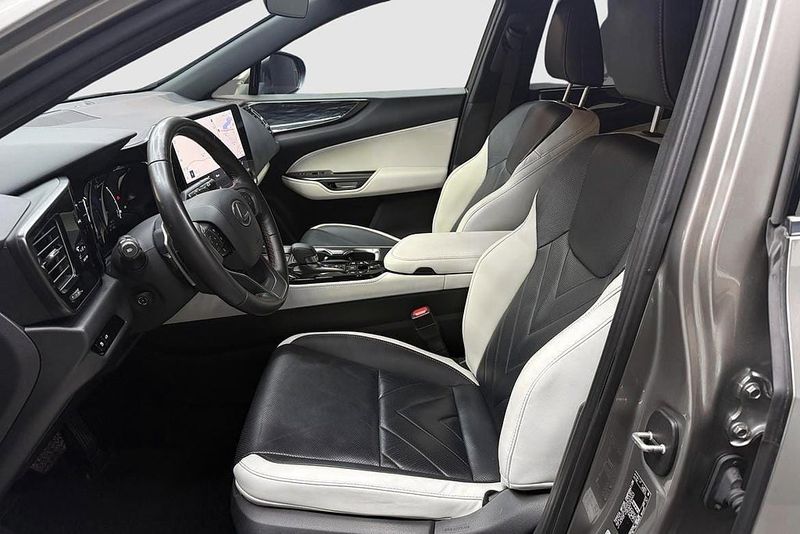 Lexus NX bild 12