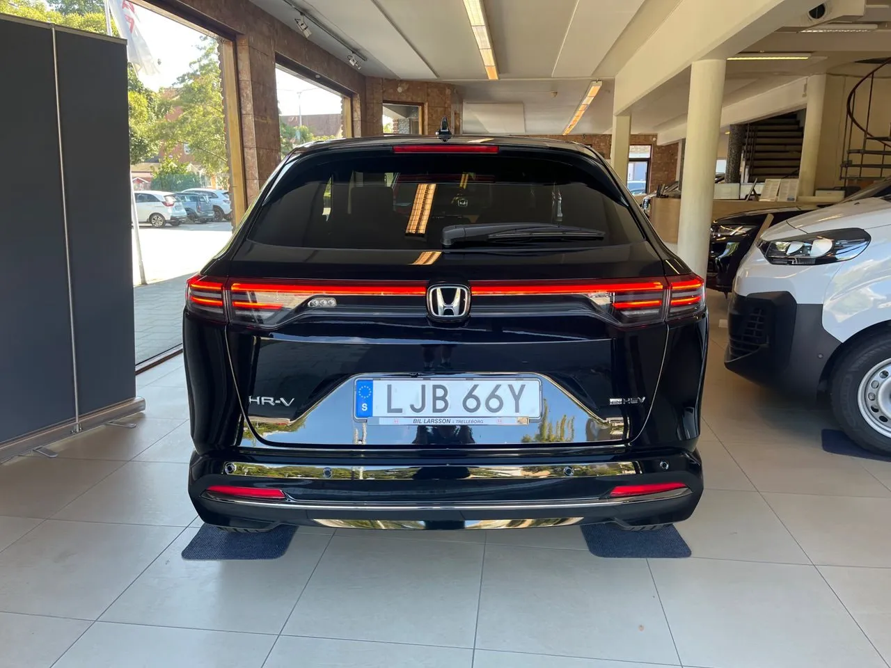 Vehicle image 4