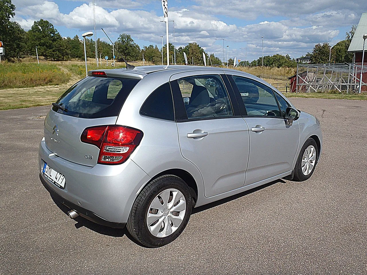 Vehicle image 3