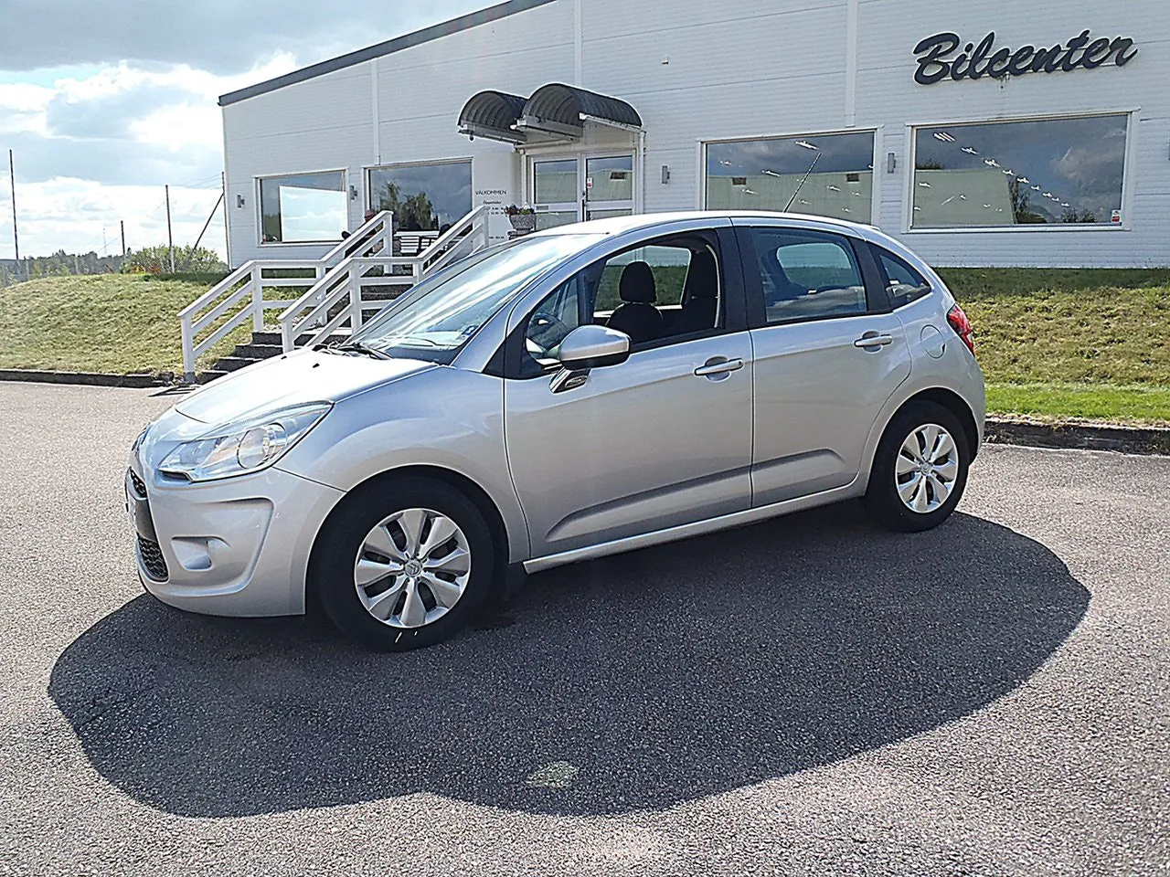 Vehicle image 1